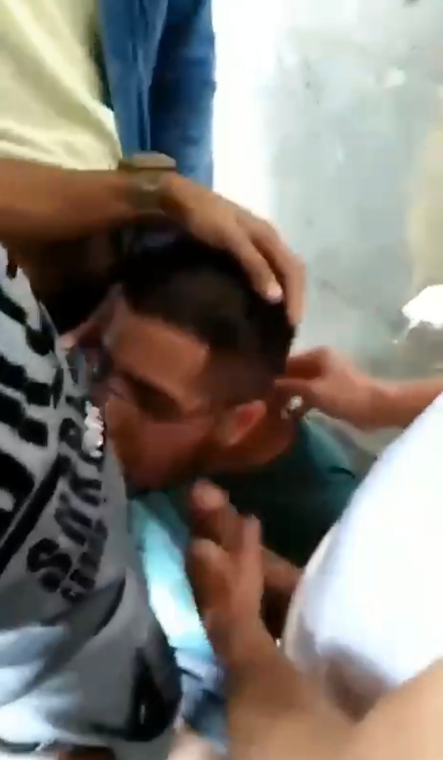 Virou marmita dos amigos no banheiro da faculdade